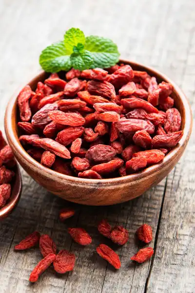Getrocknete Goji-Beeren in der Holzschale — traditionelle TCM-Zutat