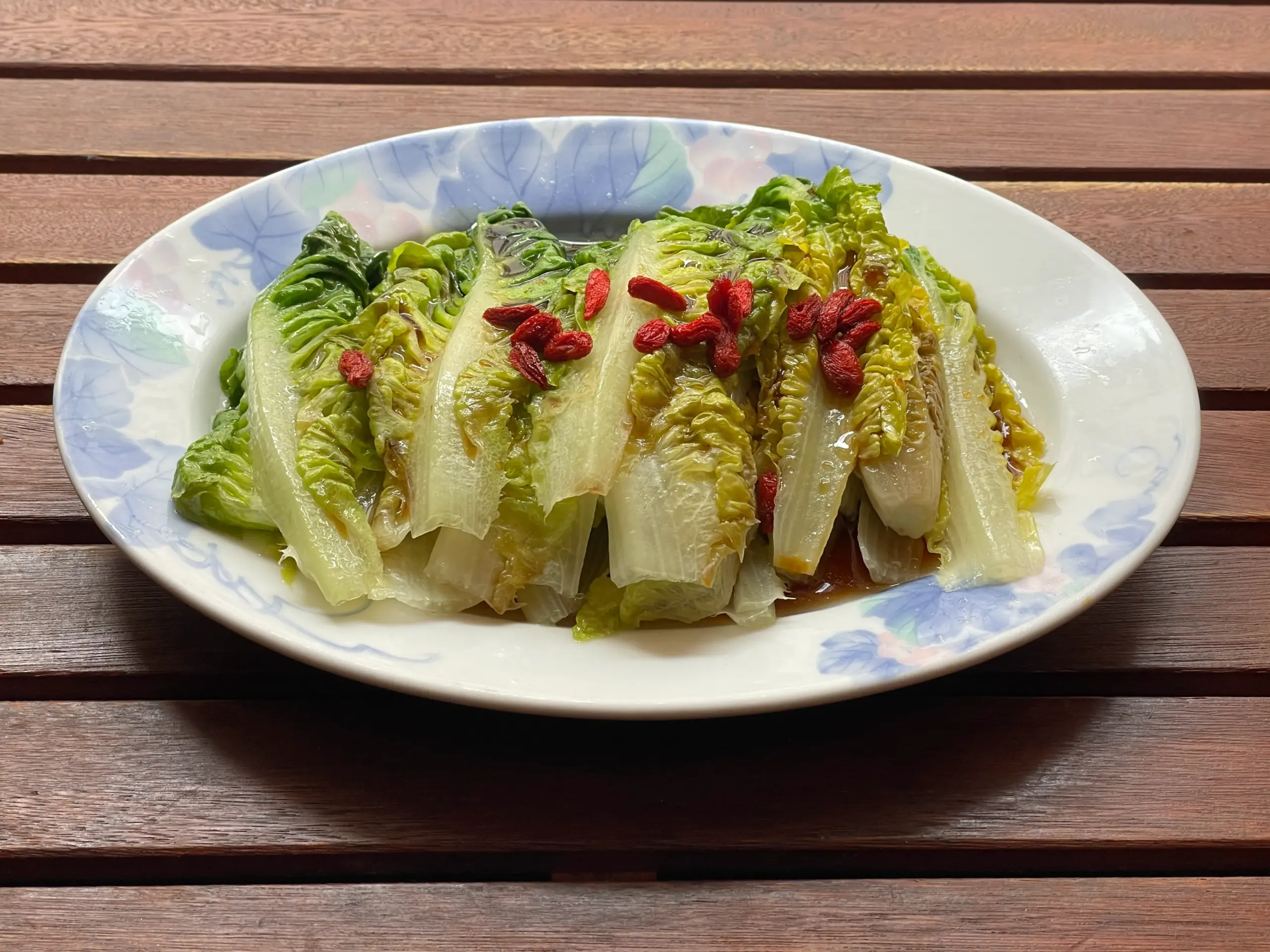 Goji-Beeren frisch auf dem gedämpften Romanasalat — nicht mitgekocht für maximale Nährstofferhaltung