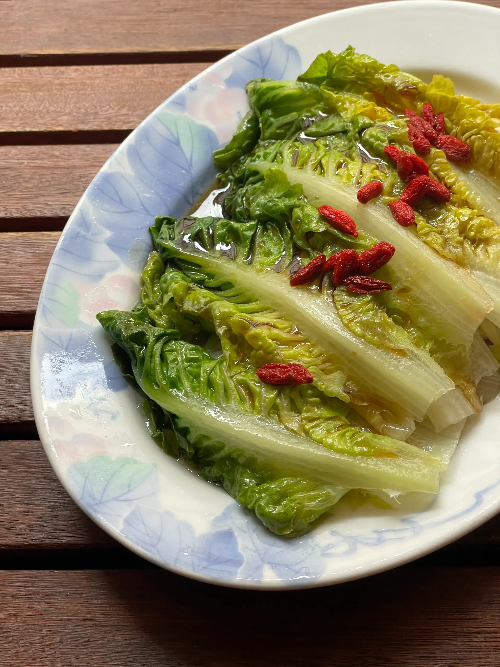 Zubereitungsschritte des gedämpften Romanasalats — Chiliöl und Knoblauch nach dem Dämpfen